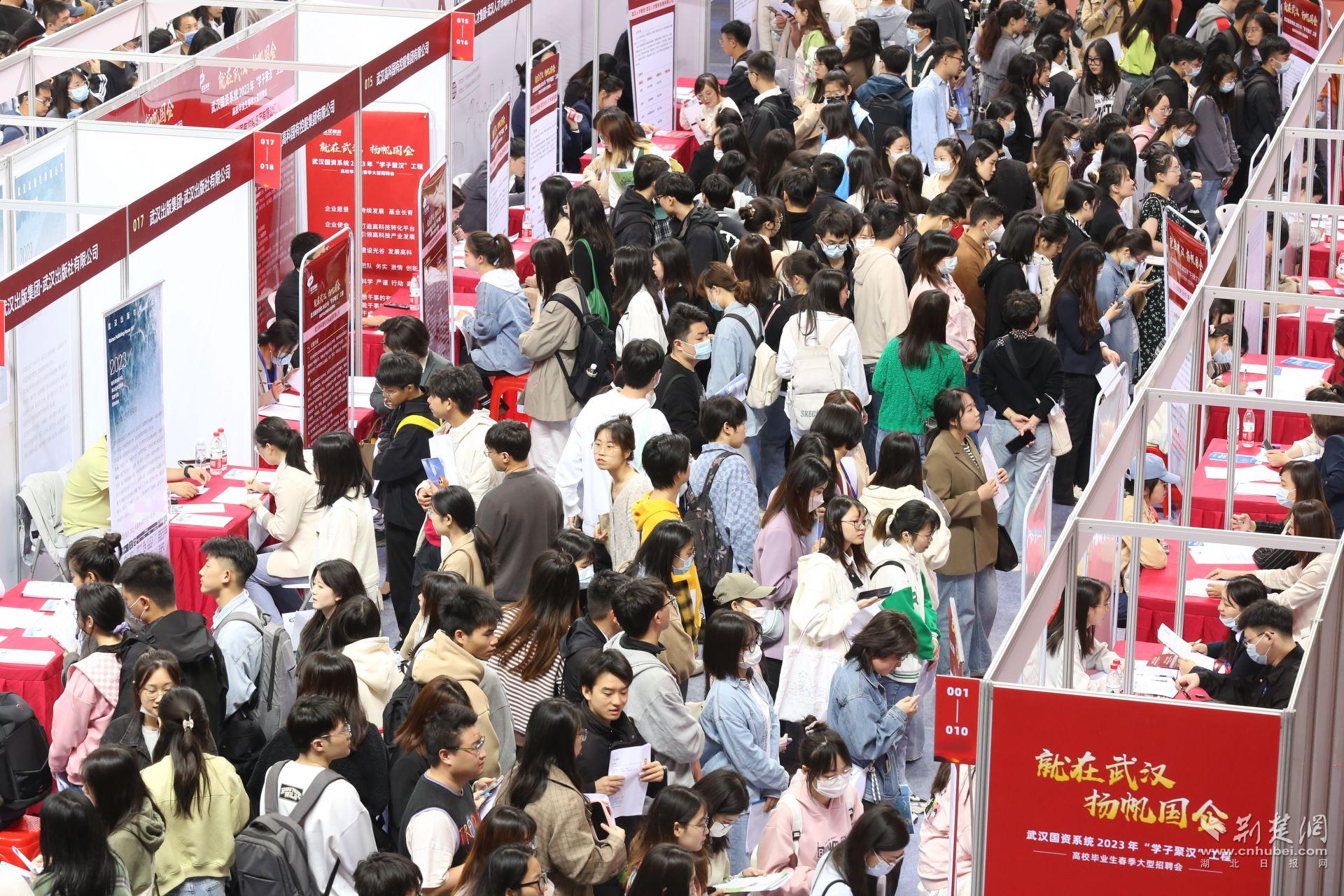 女大學(xué)穿生文胸照片_大學(xué)生招聘會(huì)_51888 團(tuán)購(gòu)會(huì) 宜興花園豪生