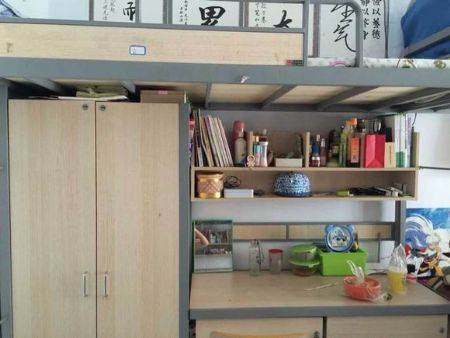 石家莊醫學高等?？茖W院_石家莊高等專科醫學校怎么樣_石家莊醫學高等?？茖W校?？?/></p>
<p>宿舍分等級的<strong>石家莊醫學高等專科學院</strong>，有600元/生，8人間，房間內沒有陽臺，沒有衛生間，沒有寫字桌，只有兩個課桌，但有的宿舍樓房間內有衛生間。還有1200元/生，和那種居民房很像，有三個房間，一個房間三個人，如果是中廳四個人住的給退一部分錢，可以用電，但超過了用電量，還要交電費，衛生很好。</p>
<p><img src='https://hzimgs.oss-cn-hangzhou.aliyuncs.com/uposs/2021_12/22/1640108498KYHBsC.jpg' alt=