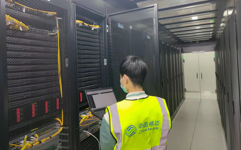 湖北移動技術人員在地市區域醫療一體化平臺數據中心巡檢。