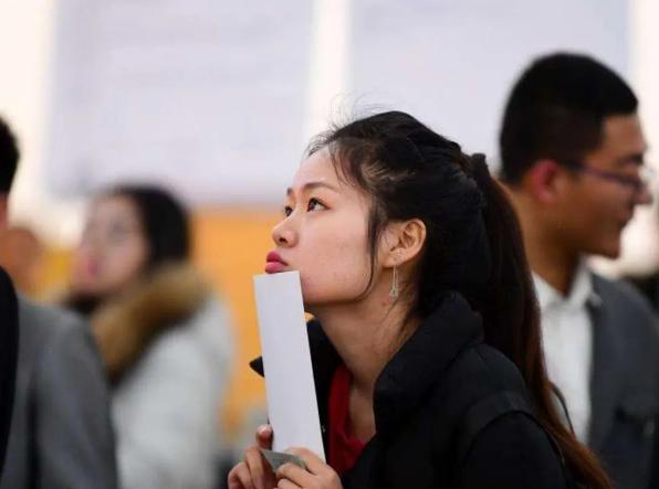 三本和專科哪個(gè)好_?？坪帽究颇膫€(gè)好_?？坪帽究坪?/></p>
<p>“民辦三本”的教資力量雄厚，會(huì)讓學(xué)生學(xué)到不一樣的東西，相比之下，民辦三本的師資力量相當(dāng)可觀，只要學(xué)生肯認(rèn)真聽(tīng)講，按老師的吩咐做功課，不僅會(huì)有很大收獲，還會(huì)學(xué)到更深?yuàn)W的知識(shí)。</p>
<p>“民辦三本”的校園環(huán)境不錯(cuò)，會(huì)給學(xué)生帶來(lái)好心情，眾所周知，民辦類的學(xué)校學(xué)費(fèi)并不低，但環(huán)境會(huì)很好，整體的教學(xué)設(shè)備也不差，那么在這樣的校園內(nèi)學(xué)習(xí)，學(xué)生的心情會(huì)很好，對(duì)學(xué)習(xí)也會(huì)上心。</p>
<p><img src='http://m.wwgd.com.cn/uploadfile/2023/1211/20231211080259659.jpg' alt=