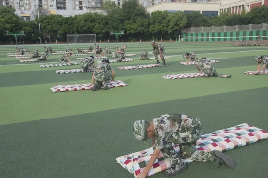 軍訓現場疊被展示——生活自理