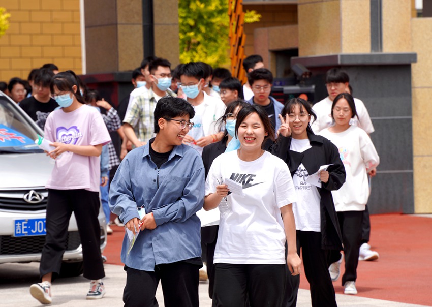 考生面帶笑容走出考場。（輝南縣委宣傳部供圖）