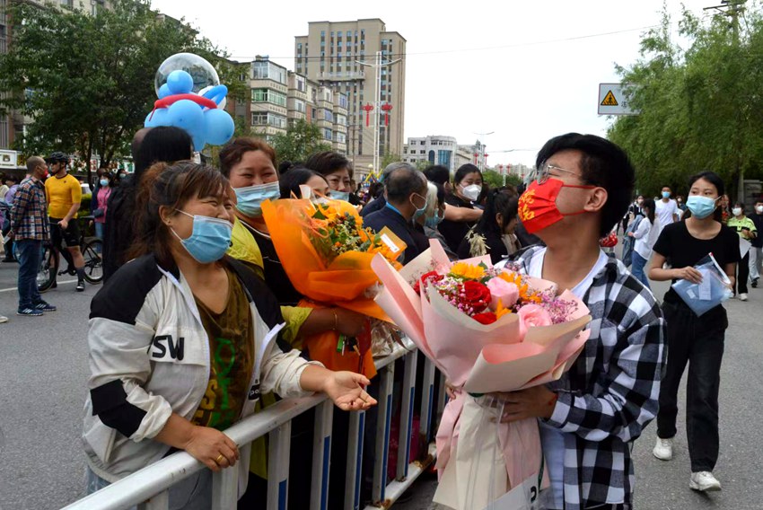 高考結束，家長考生展笑顏。（四平市委宣傳部供圖）
