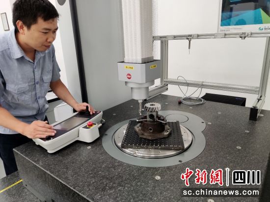 成都航空職業技術學院專業技術人員李斌老師正在操作高精度三坐標測量機測量對構齒輪 。 成都航空職業技術學院供圖