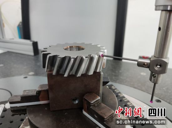 高精度三坐標測量機正在掃描對構齒輪齒廓 。成都航空職業技術學院供圖