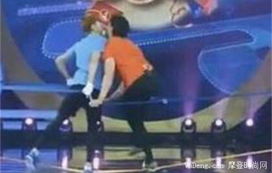 鹿晗爆料初吻在高一_蔡徐坤親口承認(rèn)初吻在高一_蔡徐坤承認(rèn)初吻在高一的視頻