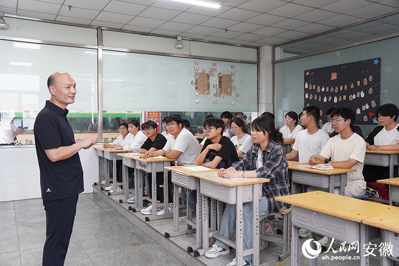 懷凱正在課上給學生們講解藥膳理論。人民網記者 陳若天攝