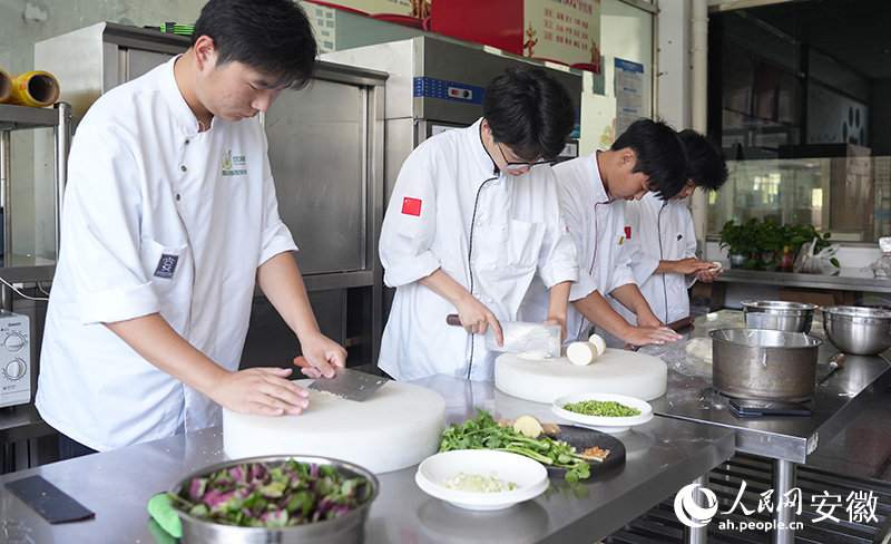 亳州職業技術學院里學生正在學習藥膳制作。人民網記者 王銳攝