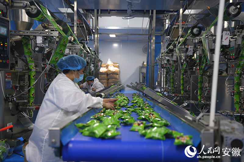 生產線上正源源不斷生產著的藥膳小零食。人民網記者 王銳攝