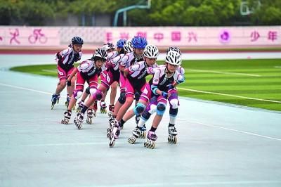 安徽合肥師范附屬第三小學,輪滑社團的同學們在訓練。新華社發