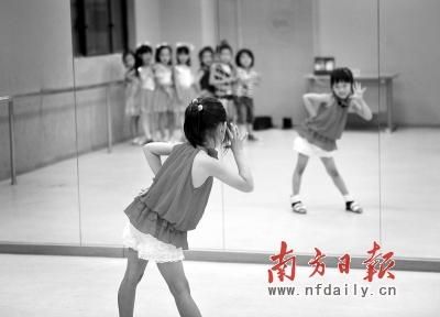 較量舞蹈水平，比拼唱歌功底，舞蹈教室作為課堂，是為每個童星培訓機構所均需必備的。聶伊禾牟 攝。