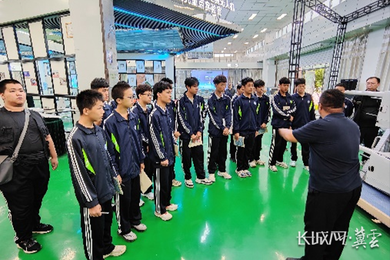 石家莊電子信息學校自動化專業參觀_河北鷹覽自動化科技有限公司無人機技術_石家莊工程技術學校怎么樣