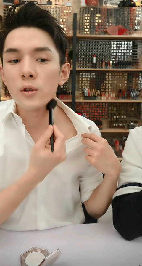 李佳琦在鎖骨試用鉆石高光