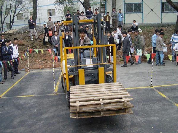 叉車操作培訓(xùn)條件_叉車功能用途_叉車培訓(xùn)班