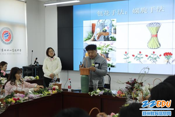 鄭州插花學校_DIY花藝活動_鄭州市第四十一高級中學女教師插花技巧