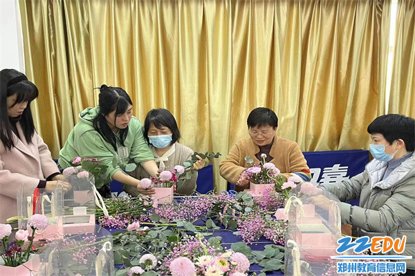 1女教職工精心布置插花